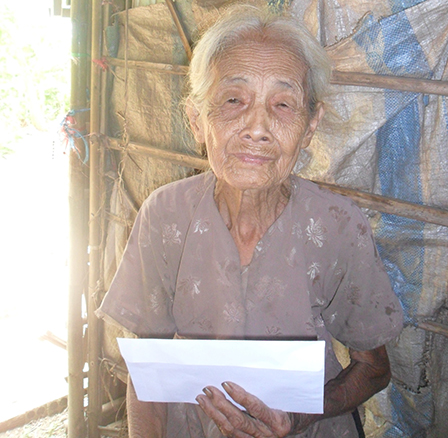 Trao tiền từ thiện