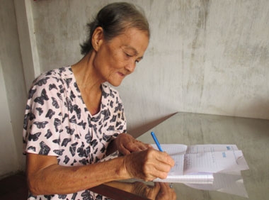 Trao tiền từ thiện