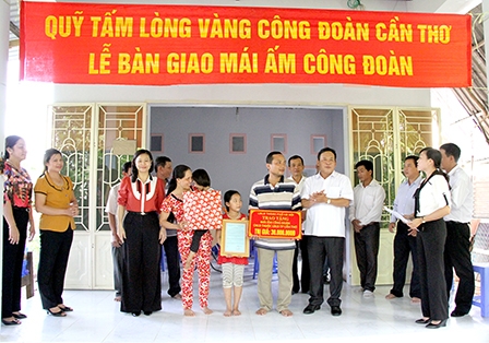 Trên 4,6 tỉ đồng hỗ trợ xây dựng
và sửa chữa mái ấm công đoàn