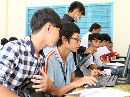 Khá đông thí sinh nộp hồ sơ vào các trường đại học