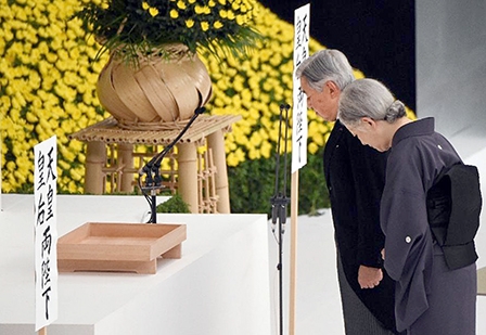 Nhật hoàng hối hận sâu sắc, 
Thủ tướng Abe bị chỉ trích