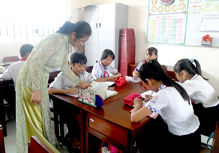 Giáo viên và "gánh nặng" sổ sách