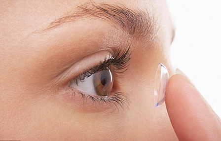 Nguy cơ mù lòa vì phớt lờ qui tắc vệ sinh kính áp tròng