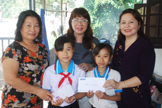 TRAO TIỀN TỪ THIỆN