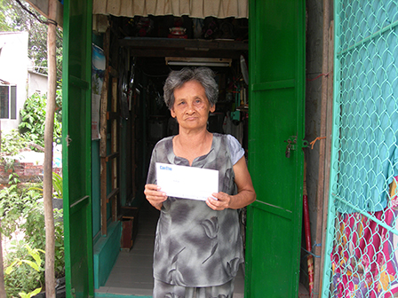 Trao tiền từ thiện