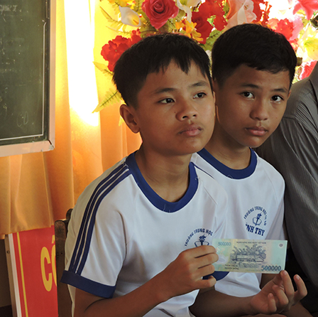 Trao tiền từ thiện