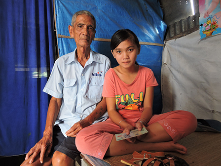 Trao tiền từ thiện