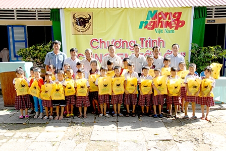 Huy động mọi nguồn lực chăm lo học sinh nghèo