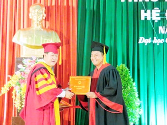 Trao bằng tốt nghiệp tân cử nhân 
hệ đào tạo từ xa