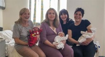 Ba chị em cùng sinh con!