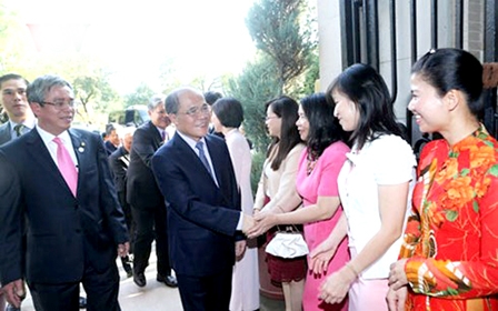 Chủ tịch Quốc hội Nguyễn Sinh Hùng thăm cán bộ, nhân viên Đại sứ quán Việt Nam tại Hoa Kỳ