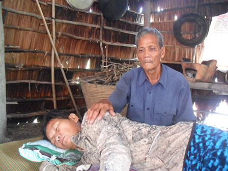 Cha già yếu nuôi con bệnh tật!