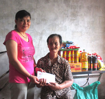 Trao tiền từ thiện