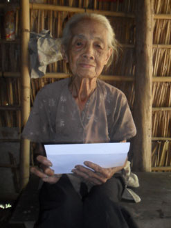 Trao tiền từ thiện