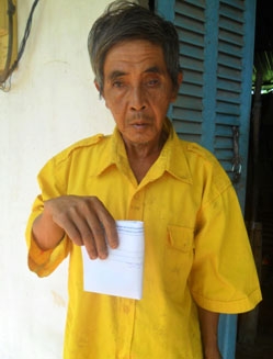 Trao tiền từ thiện