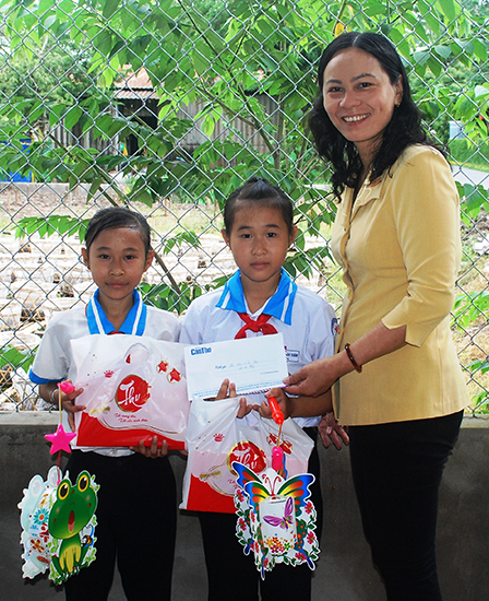 Trao tiền từ thiện