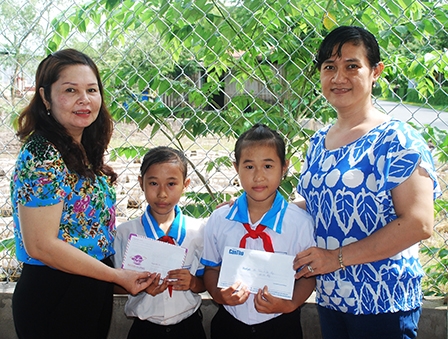 Trao tiền từ thiện