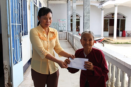 Trao tiền từ thiện