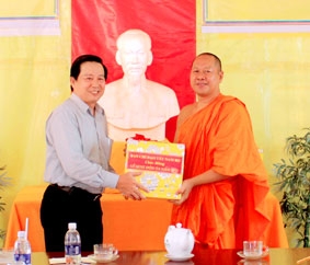 BAN CHỈ ĐẠO TÂY NAM BỘ THĂM VÀ TẶNG QUÀ CÁC CHÙA, GIA ĐÌNH CHÍNH SÁCH NHÂN LỄ SENE-ĐÔLTA