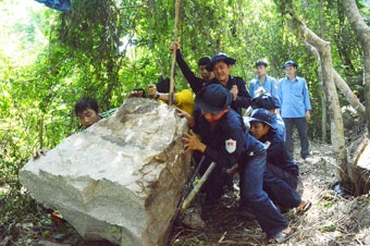 Đội K93 tìm được 4 hài cốt liệt sĩ trong hang đá trên núi