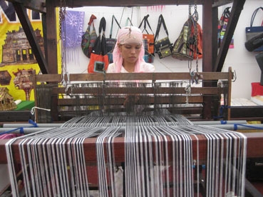 Để các làng nghề trong vùng đồng bào
dân tộc thiểu số không mai một