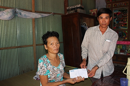 Trao tiền từ thiện