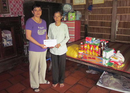 Trao tiền từ thiện