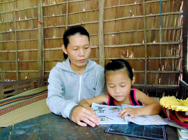 Thương hai trẻ cút côi khốn khó!