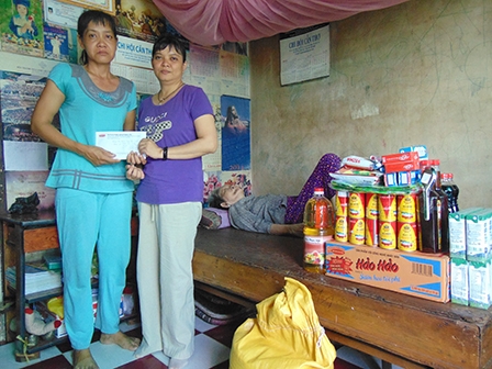 Trao tiền từ thiện