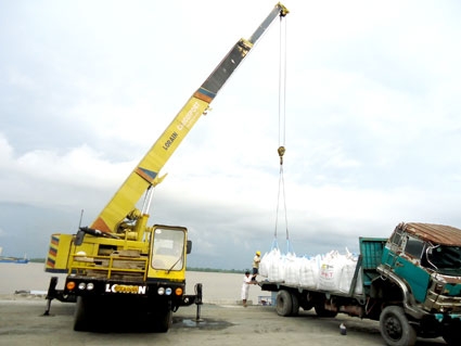 Xây dựng cơ chế phát triển 
hệ thống cảng biển