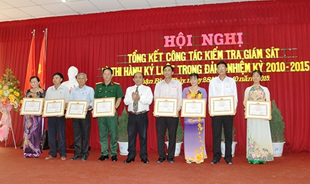 Khen thưởng 12 tập thể, 11 cá nhân có hoàn thành tốt công tác kiểm tra, giám sát trong Đảng