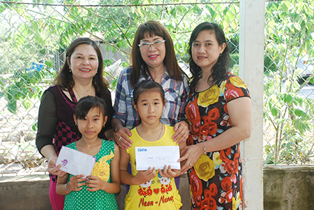 Trao tiền từ thiện