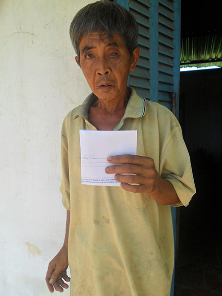 Trao tiền từ thiện