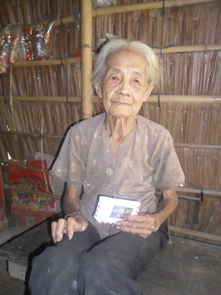 Trao tiền từ thiện