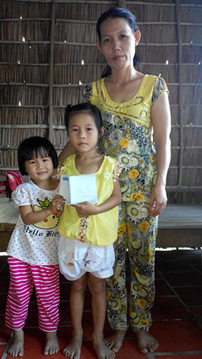 Trao tiền từ thiện