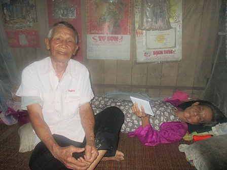 Trao tiền từ thiện