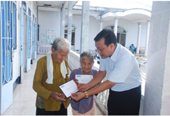 TRAO TIỀN TỪ THIỆN