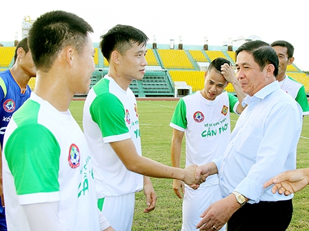 Buổi tập đầu tiên 
của đội XSKT Cần Thơ 
diễn ra vui vẻ