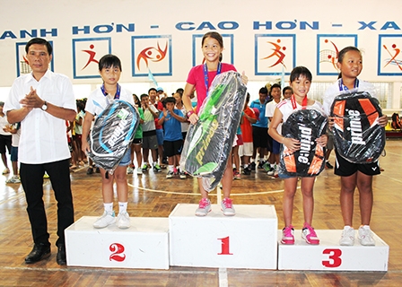 Mạnh phong trào, chưa có thành tích cao