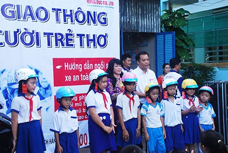 Tặng mũ bảo hiểm cho học sinh có hoàn cảnh khó khăn
