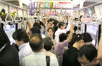 Đi làm bằng xe buýt hoặc tàu điện tốt hơn cả đi bộ?