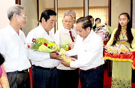 HỌP MẶT THẦY CÔ GIÁO, CÁN BỘ, CÔNG NHÂN VIÊN
TRƯỜNG BỔ TÚC VĂN HÓA CÔNG NÔNG CẤP II, III HẬU GIANG