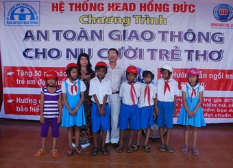 Trao tặng mũ bảo hiểm cho học sinh tiểu học có hoàn cảnh khó khăn