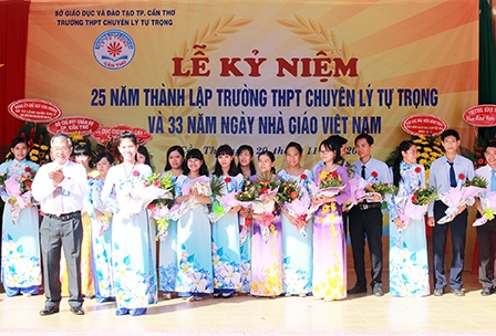 PHẤN ĐẤU ĐƯA SỰ NGHIỆP GIÁO DỤC NGÀY CÀNG PHÁT TRIỂN