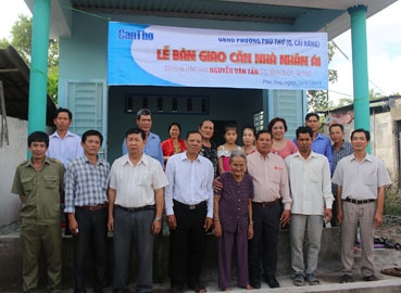 BÁO CẦN THƠ TRAO TẶNG NHÀ NHÂN ÁI CHO HỘ KHMER NGHÈO TẠI QUẬN CÁI RĂNG