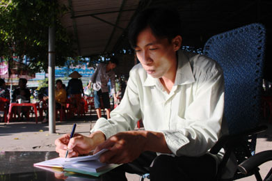 Trao tiền từ thiện