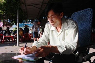 Trao tiền từ thiện