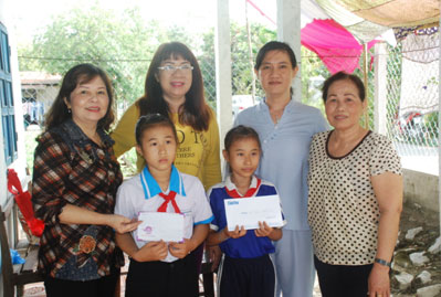 TRAO TIỀN TỪ THIỆN