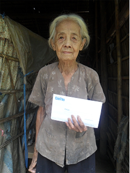 Trao tiền từ thiện