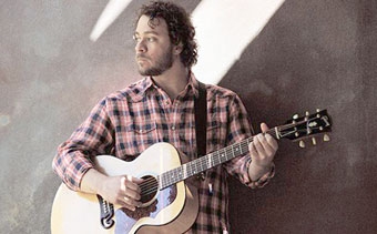 Amos Lee không ồn ào nhưng vẫn luôn vững chãi